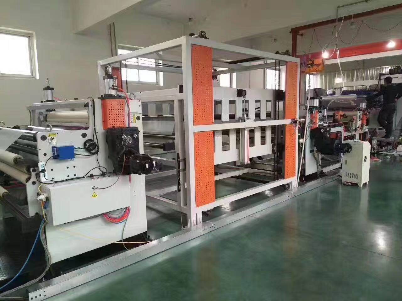 Son şirket blogları hakkında Çok Katmanlı Eş-ekstrüzyon Çözümleri: PC/PMMA Levha Ekstrüzyon Hattınıza Fonksiyonellik Katmak