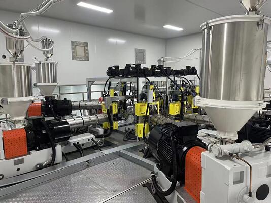 satın al 300-1000kg/saat Kapasiteli, 0.2-1.5mm Kalınlık ve 800-1500mm Genişlikte Yüksek Kapasiteli PP Termoform Levha Ekstrüzyon Makinesi online manufacture