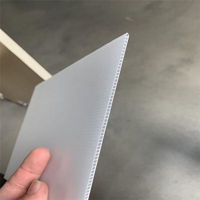 satın al PC İçi Boş Tahta Yapma Makinesi İçi Boş Bölüm Polikarbonat Levha Ekstrüzyon Makinesi online manufacture